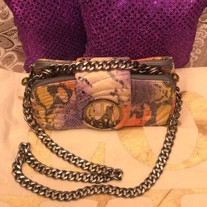 Women’s small shoulder bag.